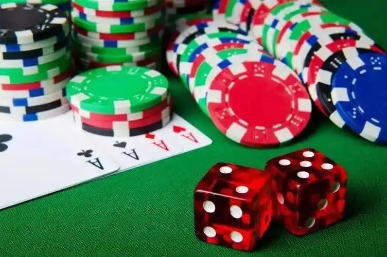 Pengguna memeriksa poin reward melalui ponsel